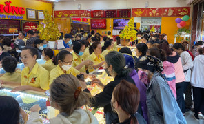 Cuối ngày vía Thần Tài, biển người vẫn xếp hàng ngoài trời chờ mua vàng