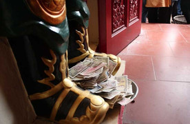 Khi Đức Phật khất thực ở nơi người dân oán hận nghĩ ngài gây nạn đói