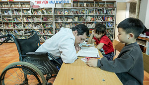 Cô giáo xương thủy tinh 20 năm ngồi xe lăn dạy học miễn phí cho trẻ em