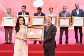 Nỗi niềm mừng tủi của nghệ sĩ cải lương cùng lúc nhận hai bằng khen NSND