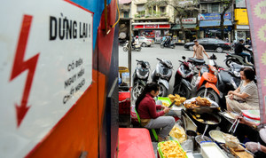 Bất chấp 'nguy hiểm chết người', hàng quán vẫn bày bán dưới chân trạm biến áp