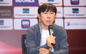 HLV Shin Tae-yong mỉa mai trọng tài đóng kịch, xử ép U23 Indonesia