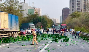 Hàng trăm chai bia rơi tung toé khắp đường, CSGT và người dân xúm vào thu dọn 