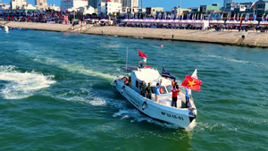 Ngoạn mục lễ diễu hành trên đầm Thị Nại của các tay đua mô tô nước thế giới