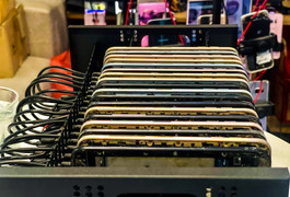 Đột nhập xưởng Phone Farm tạo triệu view trên TikTok, Facebook