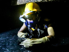 Những người nếm nước đen, hít mùi bùn thải dưới cống ngầm Hà Nội