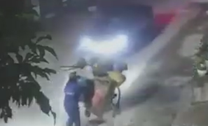 Triệu tập tài xế ô tô tông văng nữ công nhân vệ sinh môi trường rồi bỏ chạy