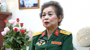 Nữ văn công với điệu múa 'xòe bật lửa' trong chiến dịch Điện Biên Phủ