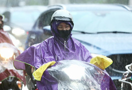 Không khí lạnh tràn về trong ngày đầu tháng 5, miền Bắc mưa dông trở lại