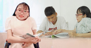 Cô giáo xương thủy tinh 20 năm ngồi xe lăn dạy học miễn phí cho trẻ em