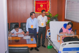 Một thí sinh làm bài vào lớp 10 trên cáng cứu thương