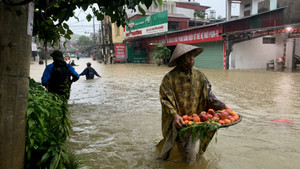 Phó Tổng Giám đốc VOV Vũ Hải Quang tặng quà cho đồng bào vùng lũ Yên Bái