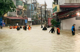 Phó Tổng Giám đốc VOV Vũ Hải Quang tặng quà cho đồng bào vùng lũ Yên Bái