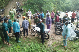 Phó Tổng Giám đốc VOV Vũ Hải Quang tặng quà cho đồng bào vùng lũ Yên Bái