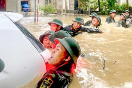 Phó Tổng Giám đốc VOV Vũ Hải Quang tặng quà cho đồng bào vùng lũ Yên Bái