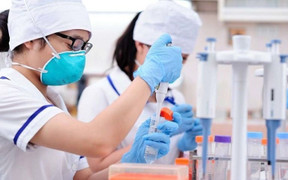 Bị trêu 'bé không giống bố', người đàn ông bí mật mang tóc con xét nghiệm ADN