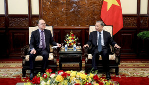 Tổng thống Nga Putin lên máy bay về nước