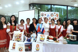 Tổng thống Nga Putin lên máy bay về nước