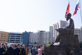 Tổng thống Nga Putin lên máy bay về nước