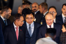 Tổng thống Nga Putin lên máy bay về nước