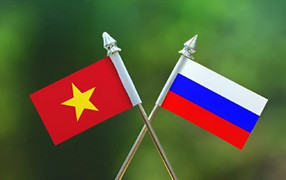 Tổng thống Nga Putin lên máy bay về nước