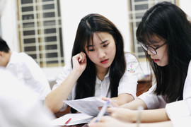 Sĩ tử ăn ngủ tại trường, tận dụng từng giây từng phút ôn thi tốt nghiệp THPT