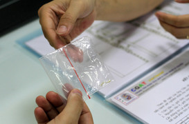 Bị trêu 'bé không giống bố', người đàn ông bí mật mang tóc con xét nghiệm ADN