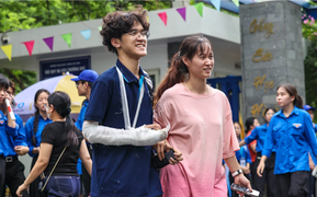 Nam sinh gãy tay, uống thuốc giảm đau cố hoàn thành bài Văn 4 mặt giấy