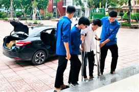 Thí sinh bị gãy khớp gối, chống nạng vào phòng thi tốt nghiệp THPT