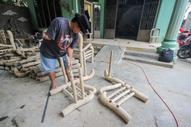 'Thổi hồn' vào tre, lão nông xứ Quảng chế tác bàn ghế trăm triệu với 1 cánh tay