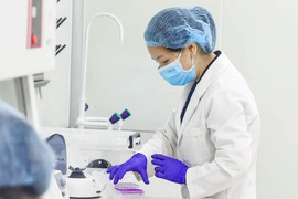 Bị trêu 'bé không giống bố', người đàn ông bí mật mang tóc con xét nghiệm ADN