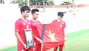 U19 Việt Nam mặc niệm, đeo băng tang tưởng nhớ Tổng Bí thư Nguyễn Phú Trọng