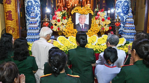 Người dân đến chùa Quán Sứ tưởng nhớ Tổng Bí thư Nguyễn Phú Trọng