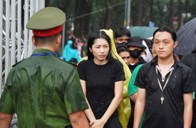 Người dân TP.HCM đội mưa, xếp hàng vào viếng Tổng Bí thư Nguyễn Phú Trọng