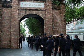 Người dân đến làng Lại Đà từ mờ sáng chờ viếng Tổng Bí thư Nguyễn Phú Trọng