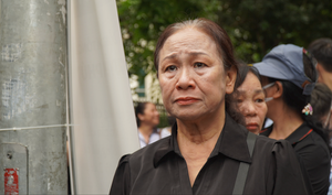 Người dân xếp hàng dài chờ viếng Tổng Bí thư: 'Bao lâu chúng tôi cũng đợi'