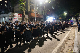 Dòng người nối dài vào viếng Tổng Bí thư Nguyễn Phú Trọng