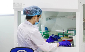 Bị trêu 'bé không giống bố', người đàn ông bí mật mang tóc con xét nghiệm ADN