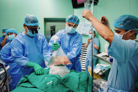 Những khoảnh khắc xúc động trong ca phẫu thuật lấy-ghép tạng hồi sinh 6 cuộc đời