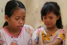 Bố mất do tai nạn, mẹ bỏ đi, 2 con nhỏ bơ vơ trong căn nhà cũ kỹ