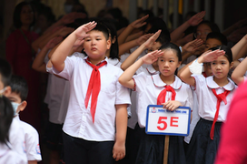 Bức tranh đặc biệt của nữ sinh trường khiếm thị tặng Thủ tướng ở lễ khai giảng