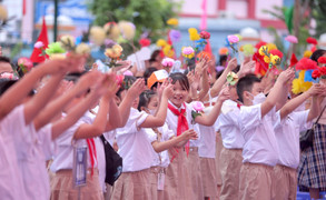 Bức tranh đặc biệt của nữ sinh trường khiếm thị tặng Thủ tướng ở lễ khai giảng