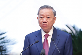 Bức tranh đặc biệt của nữ sinh trường khiếm thị tặng Thủ tướng ở lễ khai giảng