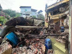 Cây cổ thụ đổ đè sập tường ở Hà Nội, 3 người bị thương