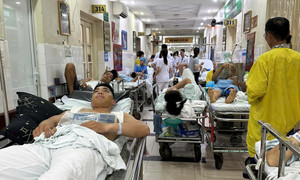 Bệnh viện Việt Đức quá tải bệnh nhân sau mưa bão