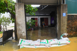 Nước chảy như thác, dân ngoại thành Hà Nội dùng bao cát chắn lũ