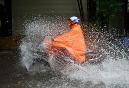 Phó Tổng Giám đốc VOV Vũ Hải Quang tặng quà cho đồng bào vùng lũ Yên Bái
