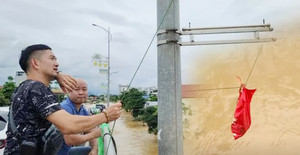 Dùng ròng rọc tiếp tế đồ ăn miễn phí cho người dân mắc kẹt trong cơn lũ lịch sử