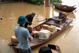 Người dân Hà Nội ở ven sông Hồng bình tĩnh đối phó lũ