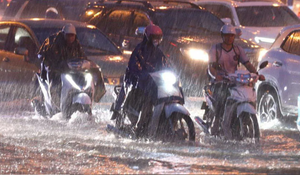 Phó Tổng Giám đốc VOV Vũ Hải Quang tặng quà cho đồng bào vùng lũ Yên Bái